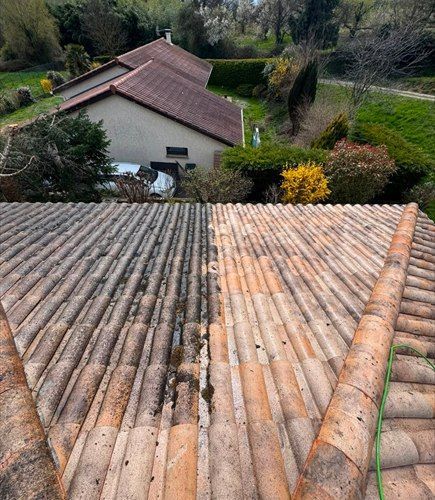 Toiture en tuiles à moitié démoussée, avant et après sur le même pan