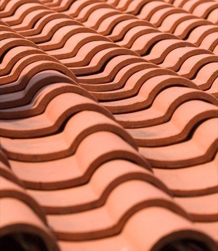Couverture en tuiles de terre cuite orangée vue de près