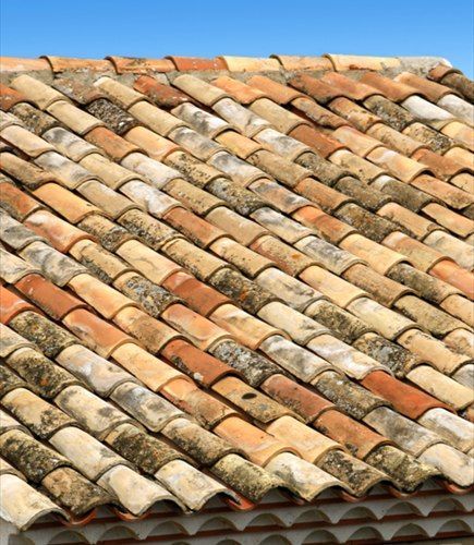 Toiture en tuiles canal anciennes aux teintes mêlées