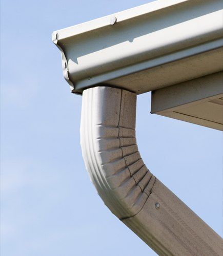 Gouttière moulurée en aluminium et sa descente, vue en contre-plongée