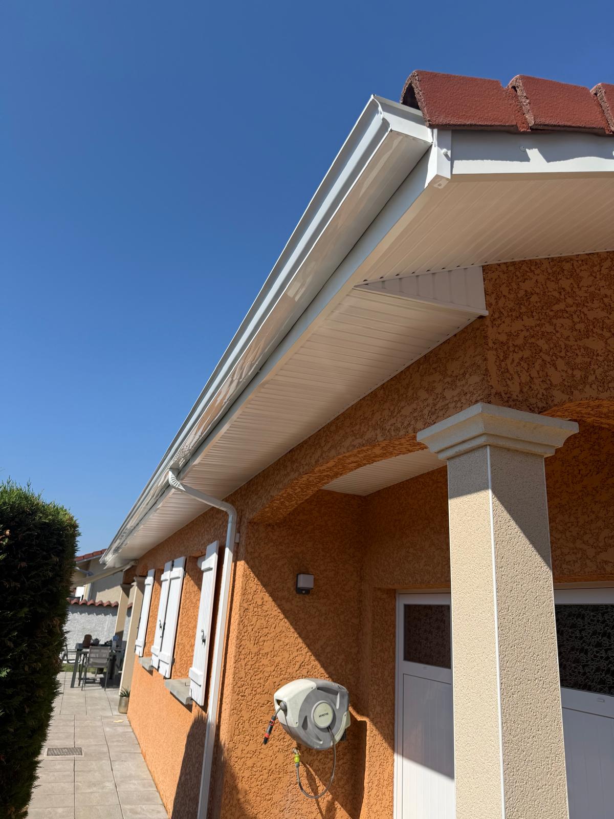 Débord de toit entièrement habillé, vu en enfilade le long d’une façade