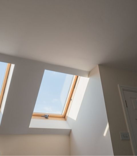 Fenêtre de toit vue depuis la pièce sous comble